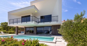 20468 – MODERNE VILLA MIT POOL UND PANORAMA-MEERBLICK, 300 M VOM STRAND!