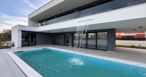 20485 – NEUE MODERNE VILLA MIT POOL UND GARTEN, 1000 M VOM MEER!