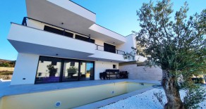 20545 – NEUES DOPPEL VILLA MIT SWIMMINGPOOL UND MEERBLICK!