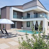 20597 – ATTRAKTIVE VILLA MIT SWIMMINGPOOL IN RUHIGE LAGE!