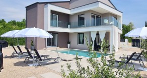 20597 – ATTRAKTIVE VILLA MIT SWIMMINGPOOL IN RUHIGE LAGE!
