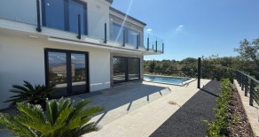21667 – NEUES DOPPELHAUS MIT POOL UND MEERBLICK, IN RUHIGE LAGE!
