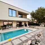 21721 – LUXUSVILLA MIT POOL UND WUNDERSCHÖNEM GARTEN, IN RUHIGE LAGE!