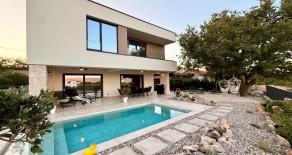 21721 – LUXUSVILLA MIT POOL UND WUNDERSCHÖNEM GARTEN, IN RUHIGE LAGE!